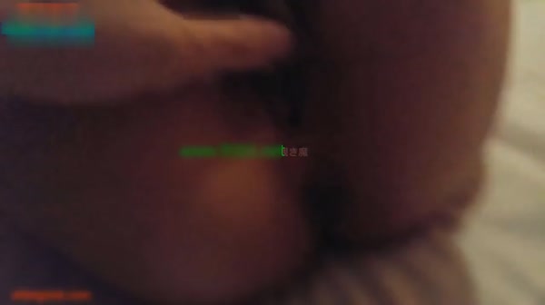 奶子上有纹身的超短裙性感美女参加公司年会后在KTV玩的太嗨喝多了被男同事带到酒店半推半就给干了!